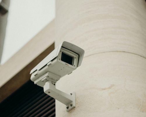 Κάμερα ασφαλείας CCTV τοποθετημένη σε κτίριο